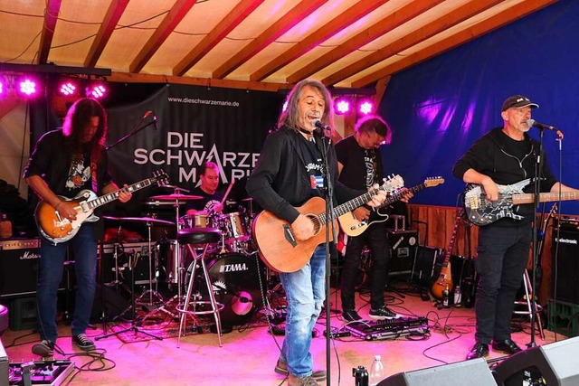 Ralf Rosa (vorn, Mitte) aus Grafenhausen mit der Band Schwarze Marie.  | Foto: Martha Weishaar