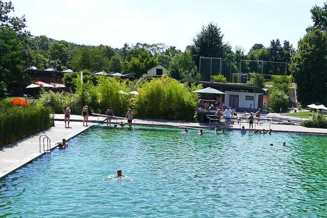 Das groe Schwimmbecken im Murhena, im...rund der Eingangsbereich mit dem Kiosk  | Foto: Martin Kpfer