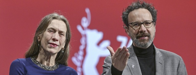 Mariette Rissenbeek und Carlo Chatrian stellen das Programm vor.  | Foto: Jens Kalaene (dpa)