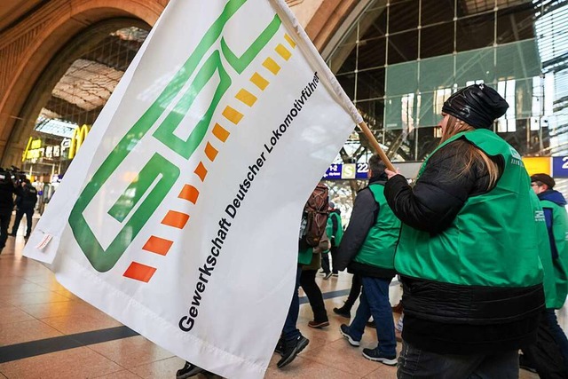 Streikende Lokfhrer gehen durch den L...er Hauptbahnhof vor einem ICE entlang.  | Foto: Jan Woitas (dpa)