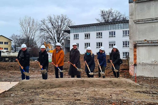 Vertreterinnen und Vertreter der Stadt...mittag beim Spatenstich den Baubeginn.  | Foto: Stefan Ammann