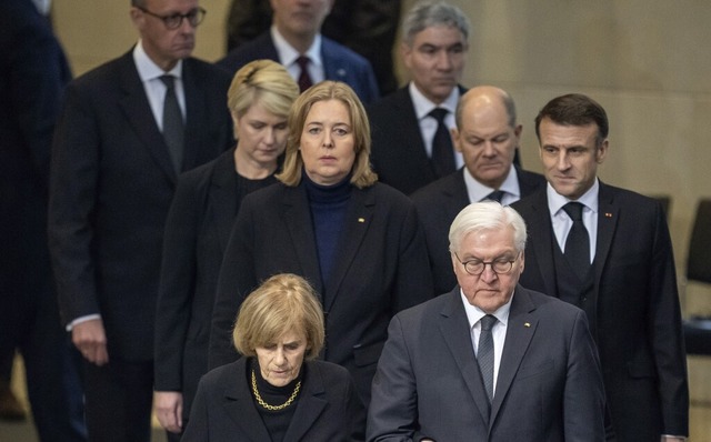 Die Trauergemeinde im Bundestag, etwa 1500 Trauergste kamen.  | Foto: Michael Kappeler