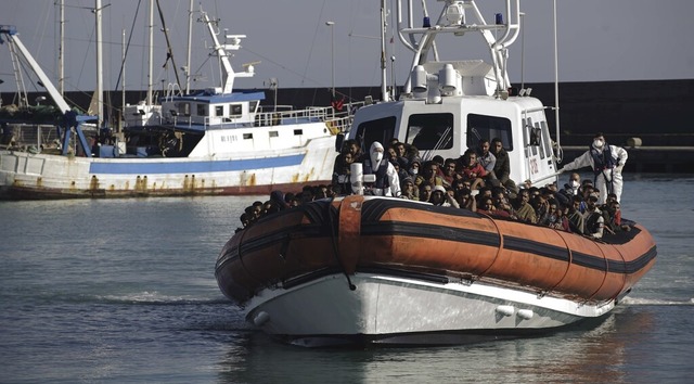 Migranten, die von einem Patrouillenboot aufgenommen wurden  | Foto: Valeria Ferraro via www.imago-images.de