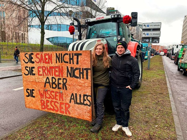 Alisa Repple und Niklas Sthle fuhren mit dem Traktor nach Berlin.  | Foto: privat