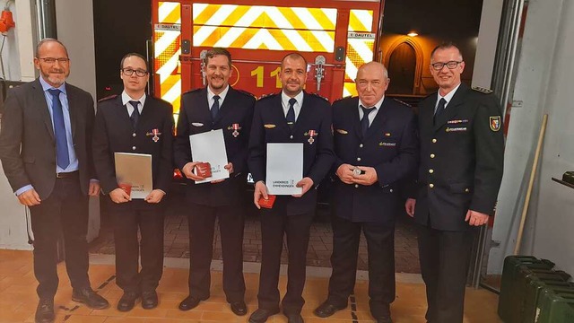 Ehrungen bei der Feuerwehr Weisweil: R...inks  Brgermeister Michael Baumann.    | Foto: Ilona Hge