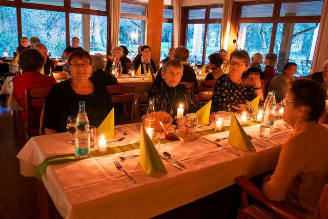 Ein festliches Candle-Light-Dinner lie...hnanlage der Arbeiterwohlfahrt munden.  | Foto: Arbeiterwohlfahrt
