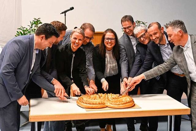 Frhliches Gedrnge beim Anschnitt der Neujahrsbrezel.  | Foto: Volker Mnch