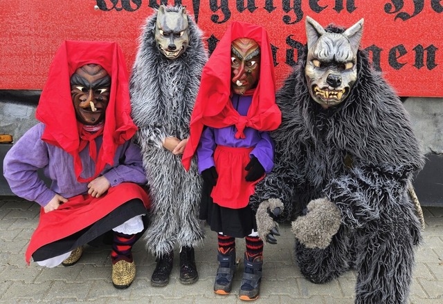 Der Nachwuchs der Unadinger Wolfgalgen...den Holzmasken tuschend hnlich sind.  | Foto: Christa Maier