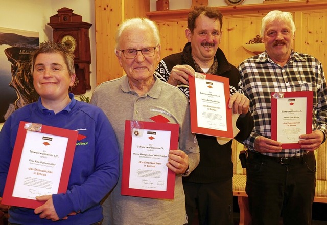 Fr ihr auerordentliches Engagement e...zeichen in Bronze des Hauptverbandes:.  | Foto: Schwarzwaldverein