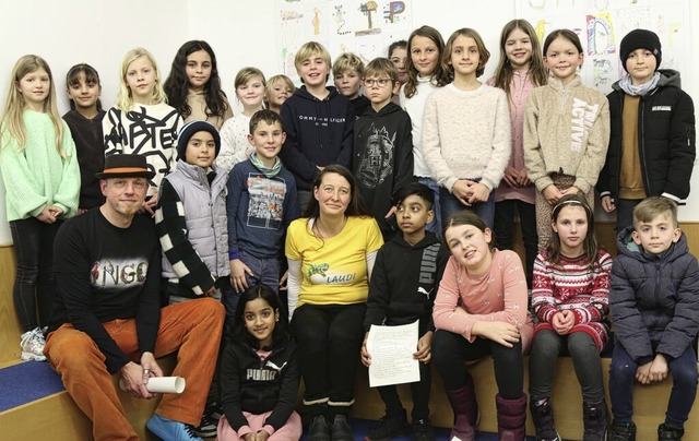 Ingo und Claudi Lindmeier mit den Kind... und 3b der Hellbergschule in Lrrach.  | Foto: Katharina Kubon