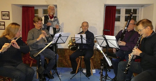Markus Manfred Jung (hinten) mit den Musikern des Klangspiel Quintetts  | Foto: Sonja Eiche