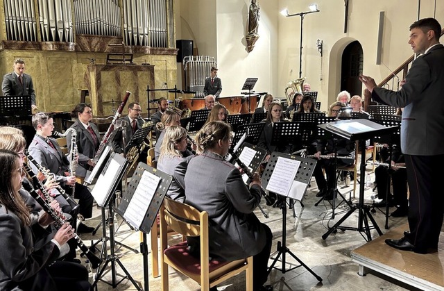 Die Stadt- und Feuerwehrmusik Laufenbu...rt in der Luttinger Kirche St. Martin.  | Foto: Charlotte Frse