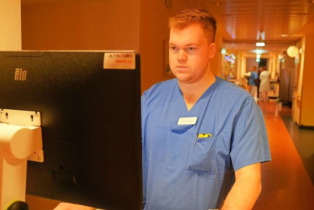 Physician Assistant Johannes Hunzinger bei der Dokumentation der Visite  | Foto: Martin Pfefferle