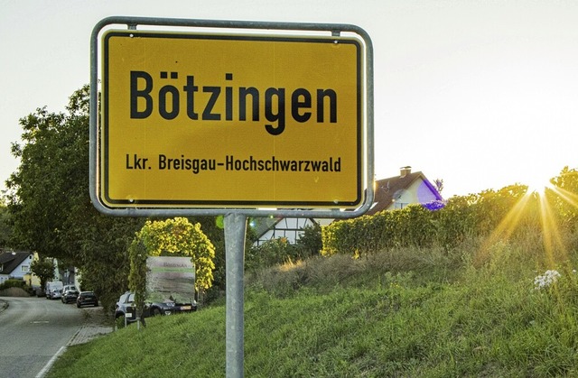 Mehrere Polizeikrfte waren in Btzingen im Einsatz.  | Foto: Hubert Gemmert