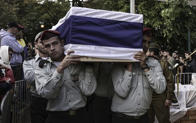 Israelische Soldaten halten den Sarg d...ten auf die Truppen abgefeuert hatten.  | Foto: Ilia Yefimovich (dpa)