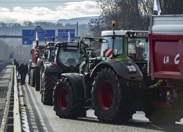 Franzsische Landwirte bei der Blockade  auf einer Autobahn  | Foto: Nicolas Mollo (dpa)