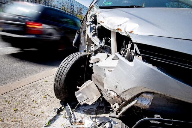 Auch bei Sachschden kann es Probleme ... unerlaubt von einem Unfall  entfernt.  | Foto: Zacharie Scheurer (dpa)