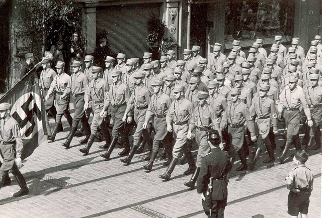 Die Sturmabteilung in Freiburg im Mai ... der NSDAP vor politischen Gegnern ab.  | Foto: Stadtarchiv Freiburg (M 7092-28_Aufmarsch der SA_01.05.1934)