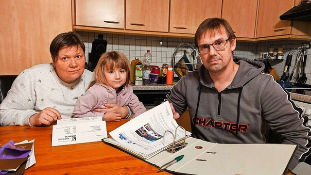 Jeannette und Matthias Scherer mit Tc...d stehen vor einem Berg von Problemen.  | Foto: Gerald Nill