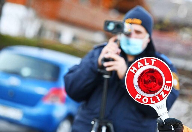 Die Polizei kontrollierte auf der A98.  | Foto: Angelika Warmuth (dpa)