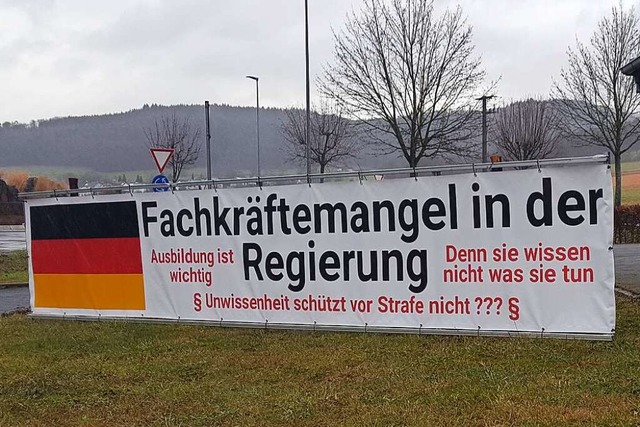 Ein Plakat am Seelbacher Ortseingang hat fr Diskussionen gesorgt.  | Foto: Beate Zehnle-Lehmann