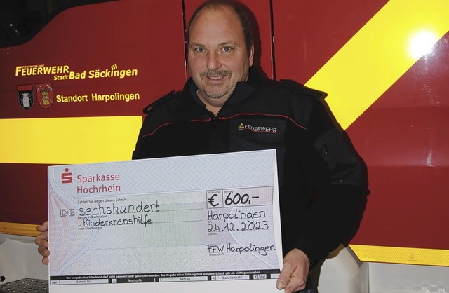 600 Euro spendete die Harpolinger Wehr... ist Kommandant Arno Sibold zu sehen.   | Foto: Hans-Walter Mark