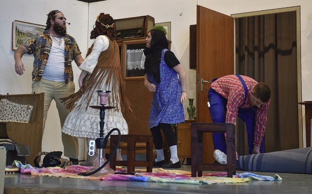 Turbulentes Theaterstck: Die Hippies ...nen eine Leiche abtransportiert  wird.  | Foto: Roland Vitt