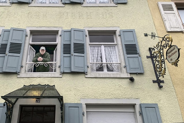 Rolf Himmelstein schaut aus einem Fens...aft noch vollstndig eingerichtet ist.  | Foto: Simone Hhl