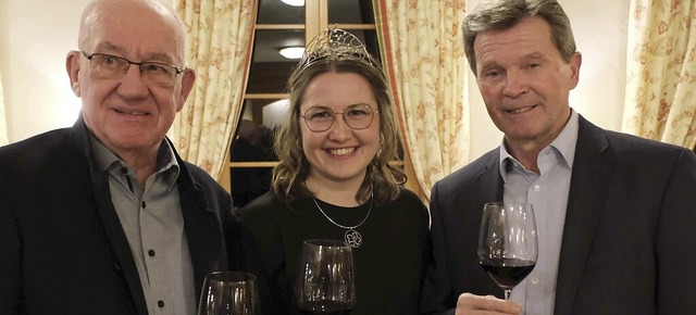 Winfried Kninger und Weinprinzessin K...rer zum Bruderschaftswein (von links).  | Foto: Hubert Rderer
