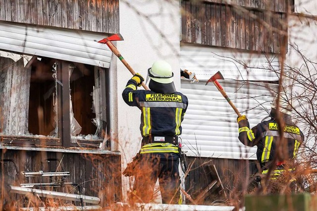 Einsatzkrfte der Feuerwehr entfernen ...62-jhriger Bewohner verschanzt hatte.  | Foto: Silas Stein (dpa)