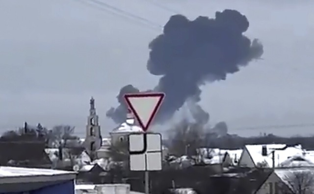 Eine Rauchsule steigt nach dem Absturz des Flugzeugs bei Belgorod auf.  | Foto: Uncredited (dpa)
