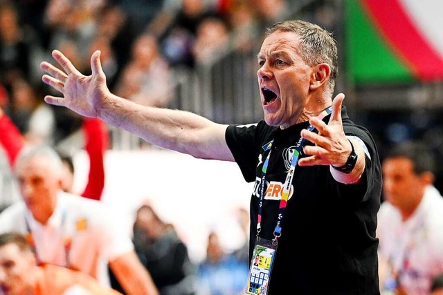 Bundestrainer Alfred Gislason ist nicht zufrieden mit seiner Mannschaft.  | Foto: Federico Gambarini (dpa)