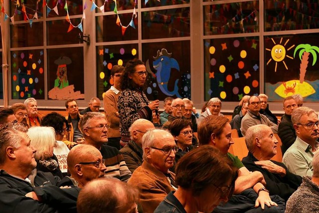 Viele Fragen und Anregungen gab es von...bei der Einwohnerversammlung in Karsau  | Foto: Sebastian Kurtenacker