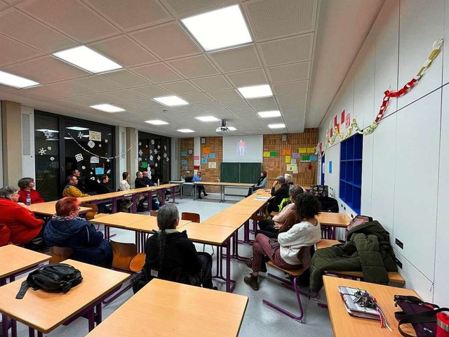 Zeitzeugin Inge Auerbacher wurde in der Schule  an eine Leinwand projiziert.  | Foto: Gerold Erb