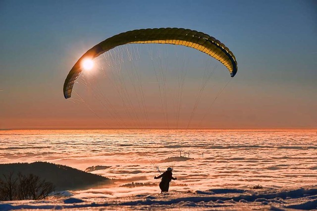 Inversionswetter auf dem Kandel: Start eines Paragliders.  | Foto: Peter Lewald