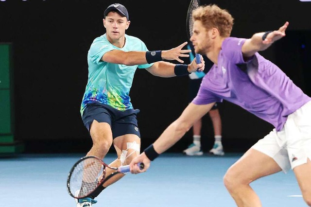 Dominik Koepfer (hinten) und sein Dopp...mann im Halbfinale der Australian Open  | Foto: Frank Molter (dpa)