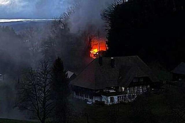 Holzstapel bei Bergwerk in Suggental brennt – Regenwetter verhindert Waldbrand