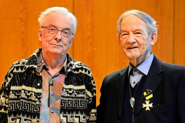 Joachim Hoppe (links) und Gerhard Schm...ationenhaus EBW  ehrenamtlich betreut.  | Foto: Ingo Schneider