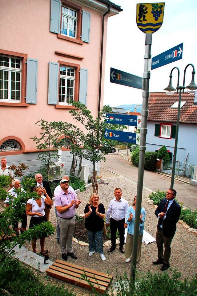 Die Enthllung des neuen Wegweisers zu...kt des Treffens im vergangenen Sommer.  | Foto: Rolf Reimann