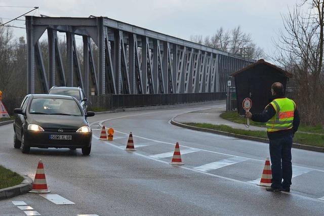 Parkplatz beim Grenzbergang in Neuenburg fr einen halben Monat gesperrt