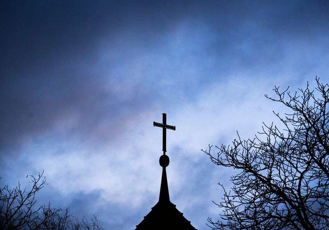 Dunkle Wolken ziehen ber das Kreuz au...r Region Hannover hinweg. (Symbolbild)  | Foto: Julian Stratenschulte (dpa)