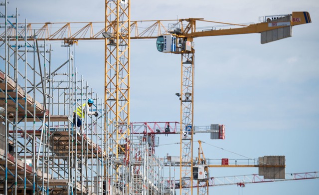 Ausgangspunkt der Diskussion: Der Streit um geplante Wohnblocks in Holzhausen.  | Foto: Julian Stratenschulte (dpa)