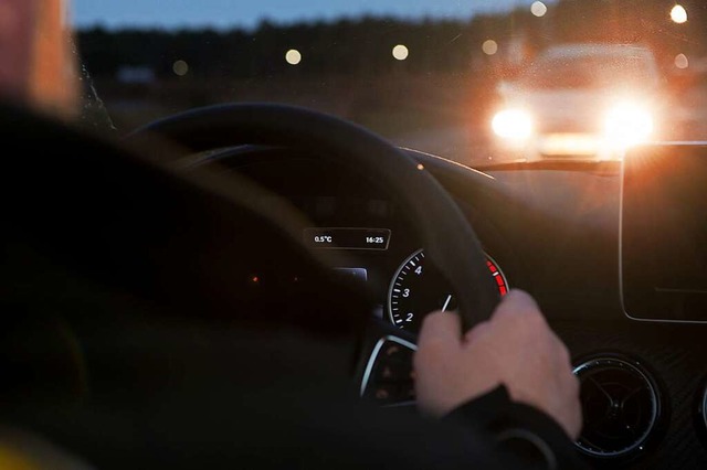 Die Mehrheit der Autofahrer fhlt sich...das Licht anderer Fahrzeuge geblendet.  | Foto: Klaus-Dietmar Gabbert (dpa)