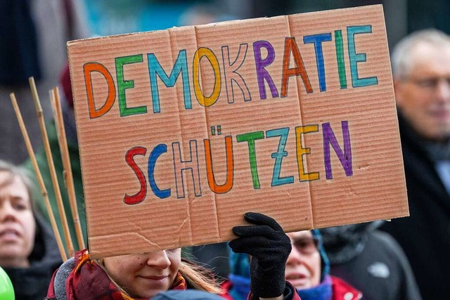 Am Samstag will ein breites Bndnis in...r Kundgebung hoch halten (Symbolfoto).  | Foto: Stefan Sauer (dpa)