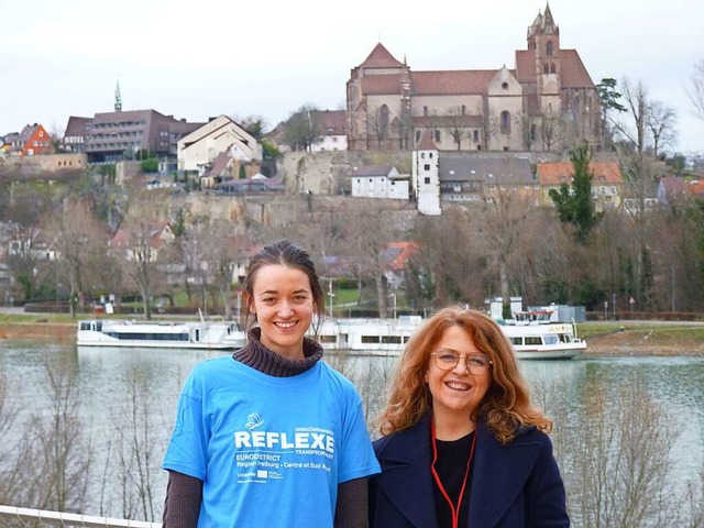 Natalie Reiter (links) und Delphine Ma...inen Blick auf den Rhein und Breisach.  | Foto: Dirk Sattelberger