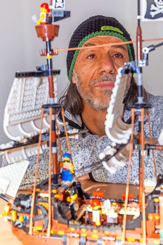 Ralf Rosa betrachtet das Lego-Modell e...age fr die eisige Black Pearl diente.  | Foto: Wilfried Dieckmann