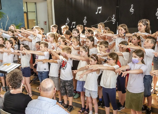 Schlerinnen und Schler zeigen  am 23...tand beim Schulmusikabend im Mai 2022.  | Foto: Kai Goebel