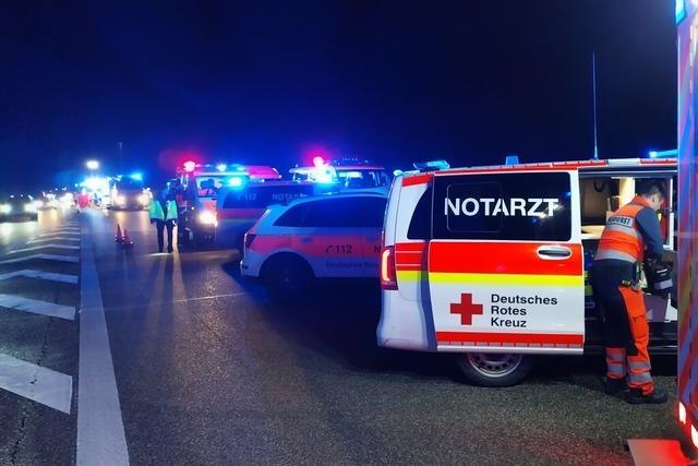 Unfall mit acht Verletzten am Donnerstagabend auf der A5 bei Freiburg-Mitte fhrt zu Groeinsatz