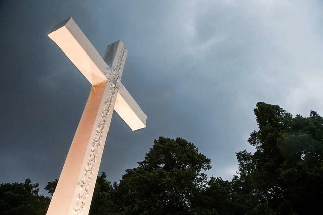 Dunkle Wolken hngen nun auch ber der evangelischen Kirche.  | Foto: Lino Mirgeler (dpa)