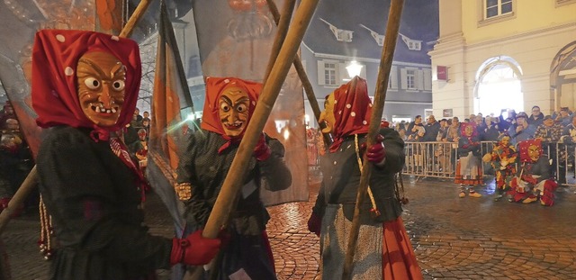 Die Offenburger Hexen haben am Donners...em Rathaus ihren Hexenbesen gestellt.   | Foto: Ralf Burgmaier